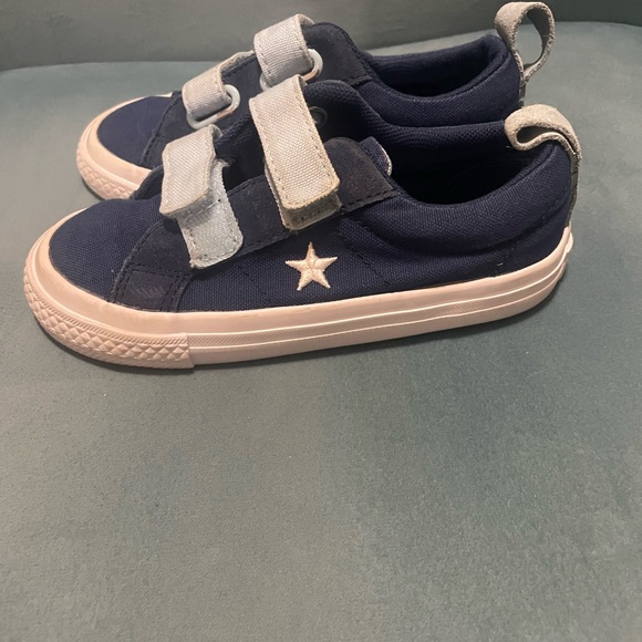 Toddler Converse low top toddler sneakers / size 10 US toddler - Picture 3 of 13